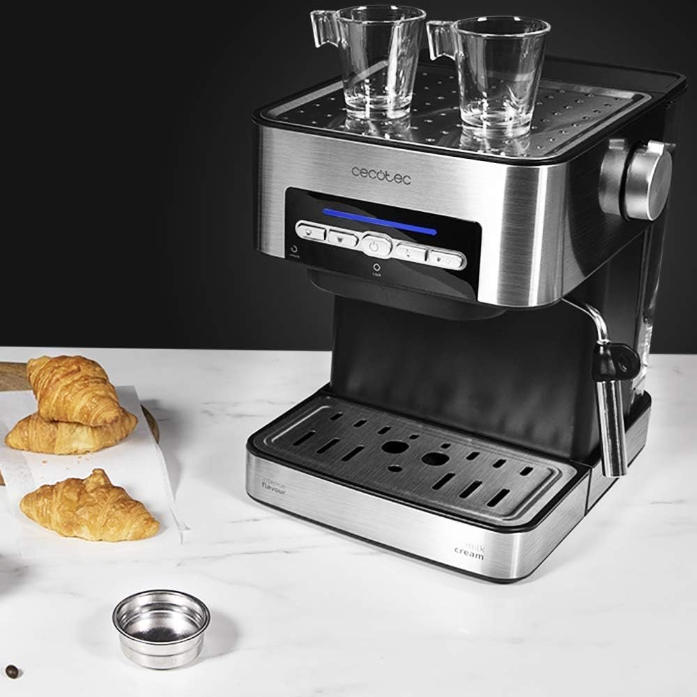 Cecotec Power Espresso 20 en una encimera
