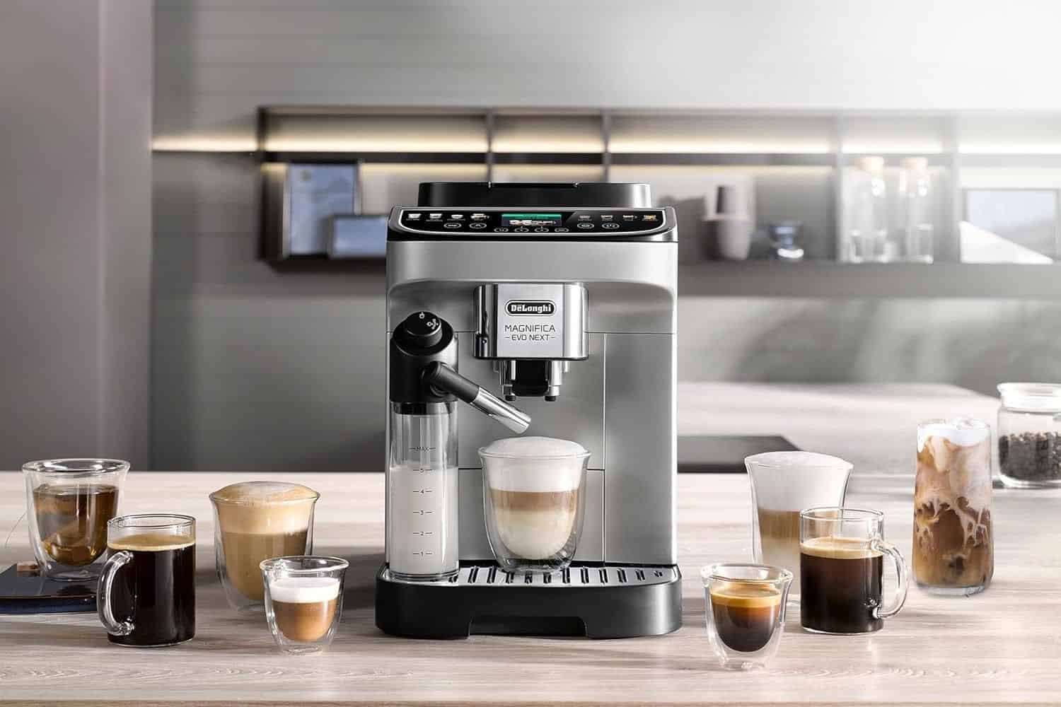 De'Longhi Magnifica Evo en una cocina, rodeada de las bebidas que prepara