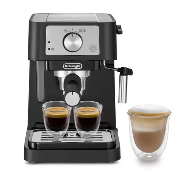De'Longhi Stilosa preparando dos espressos, junto a un cappuccino