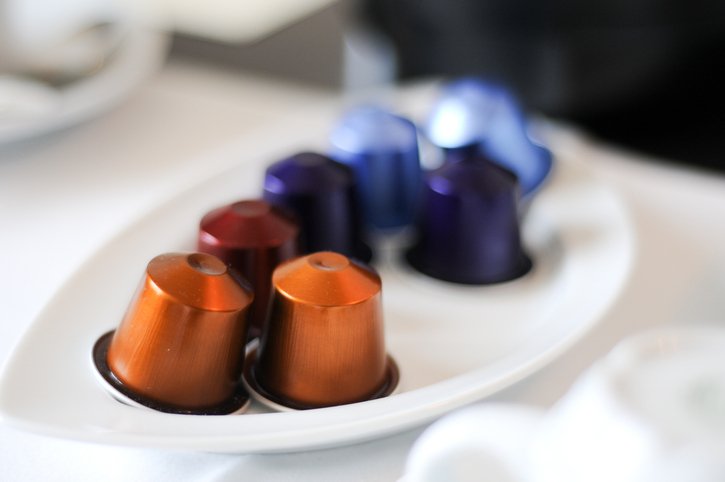 Nespresso o Dolce Gusto: cápsulas de café en un plato