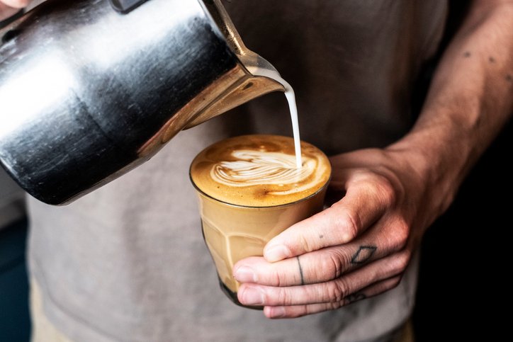 Cafeteras superautomáticas con leche: leche espumada vertida sobre un café