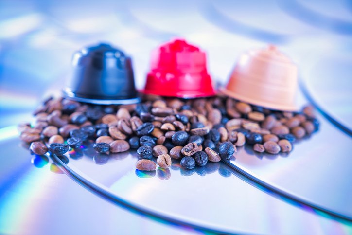 Cápsulas reutilizables y café en grano