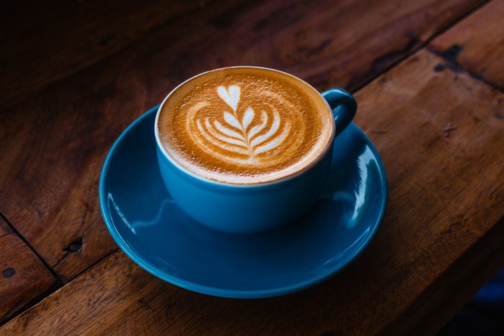 Espuma de leche con dibujo de latte art en un cappuccino