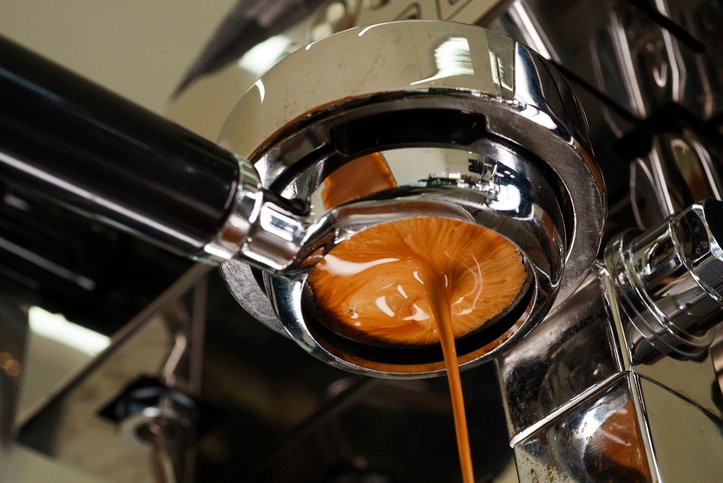Express o superautomática: portafiltros extrayendo un espresso