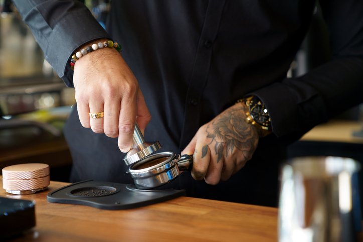 Cafeteras express para principiantes: prensando el café en el portafiltros