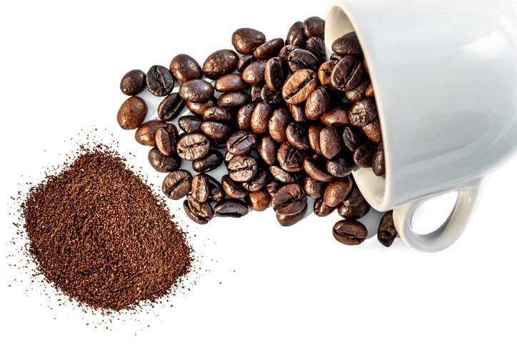 Molienda del café: granos tostados y café molido