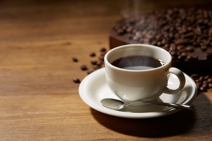 El café sale frío: taza de café sobre una mesa de madera