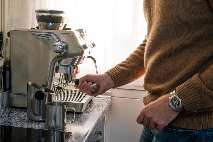 Cafeteras express Black Friday: preparando un café con una cafetera express en casa