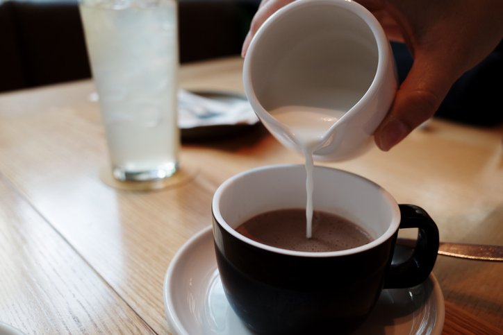 Philips 3300 vs 5400 LatteGo: leche vertiéndose sobre un café