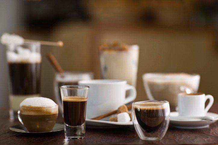 Coste por taza de café: varias tazas y vasos de café sobre la mesa
