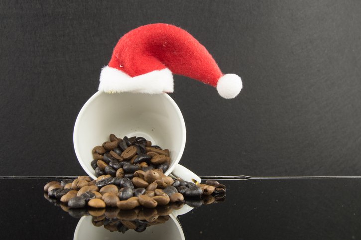Regalos para cafeteros por menos de 30 euros: taza de café con gorro navideño