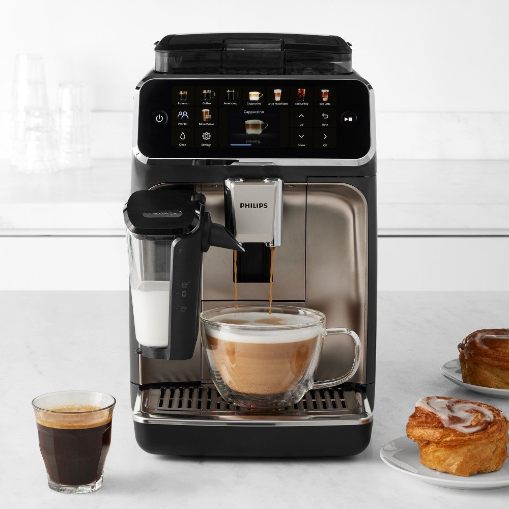 Philips 5500 LatteGo preparando un café con el depósito de leche LatteGo