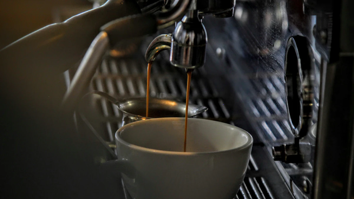 Cafeteras con molinillo: espresso recién molido cayendo en la taza