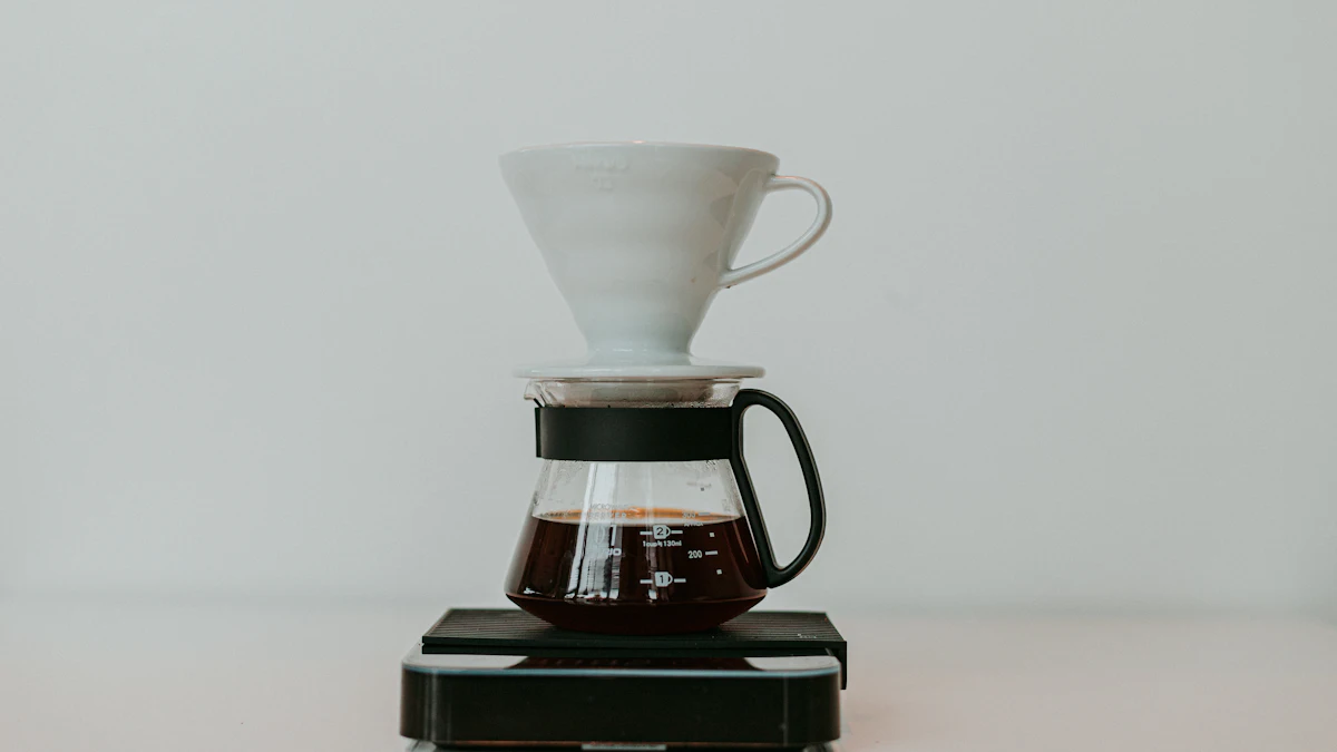 Cafeteras de goteo sobre una mesa