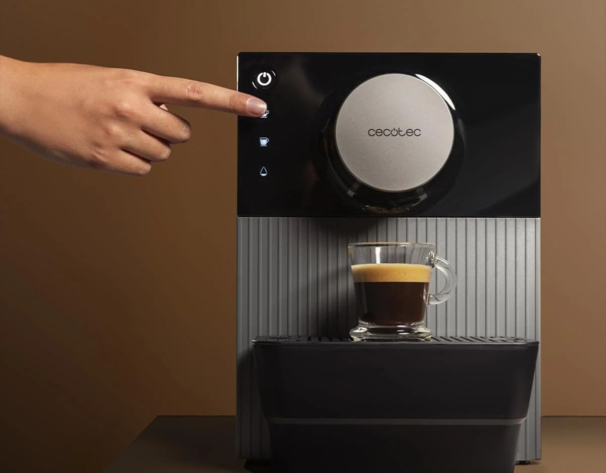 Cecotec Cremmaet Cube preparando un espresso