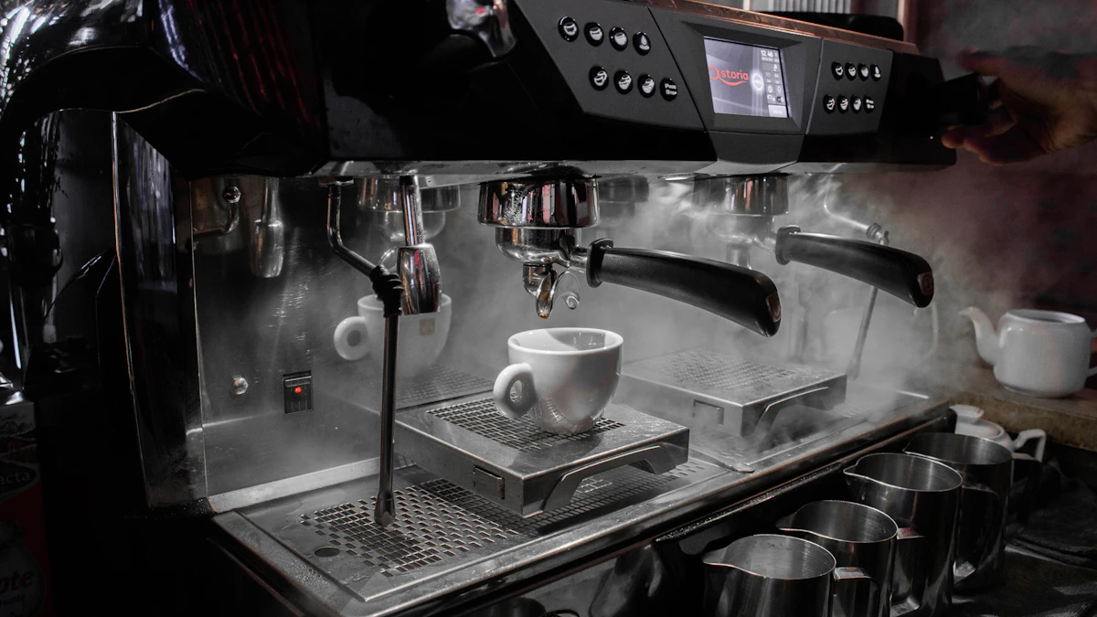 Marcas de cafeteras: máquina de espresso plateada y negra