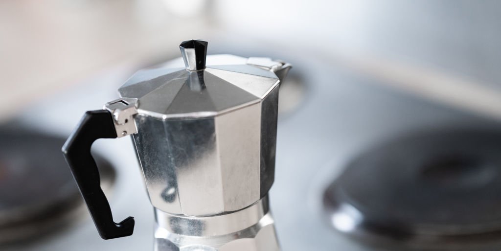 Cafetera italiana en inducción, sobre la placa de la cocina