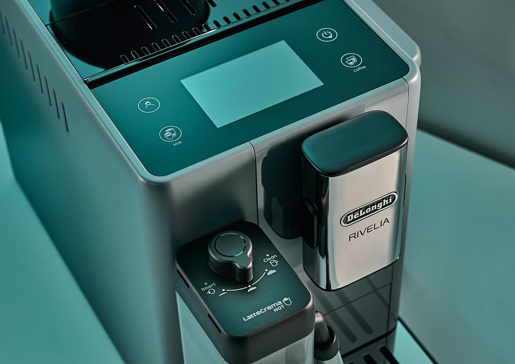 Marcas de cafeteras: detalle de una superautomática De'Longhi