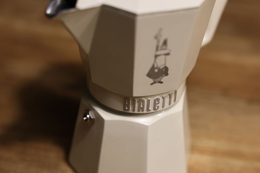 Detalle del logotipo en una moka Bialetti