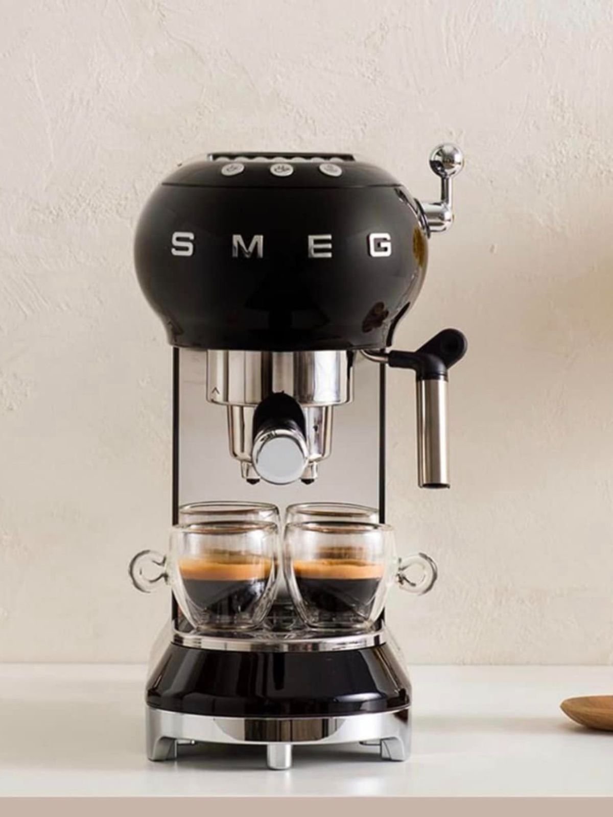 Cafeteras Smeg: express retro en color negro