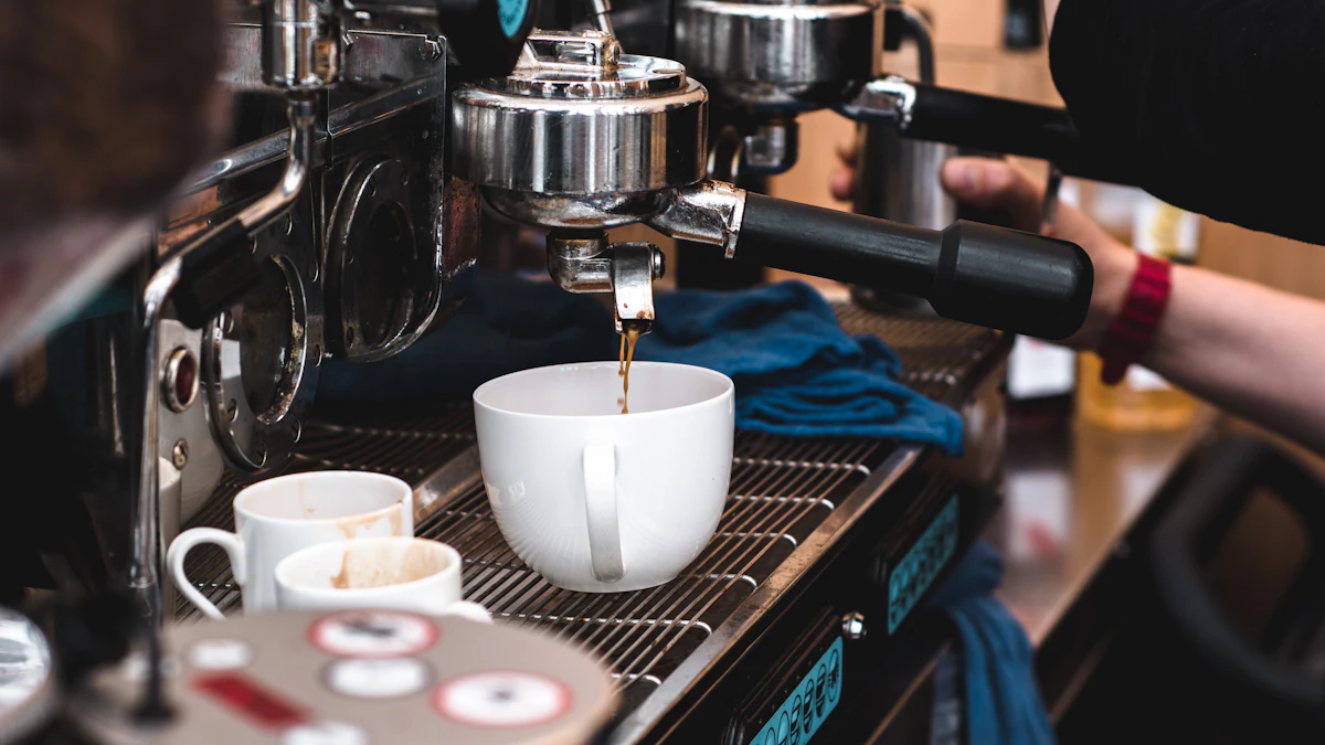 Tipos de cafeteras: taza en una cafetera espresso